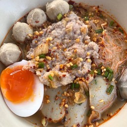 ก๋วยเตี๋ยวต้มยำหมูเด้งไข่มะตูม