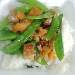 ถั่วลันเตาหมูกรอบราดข้าว