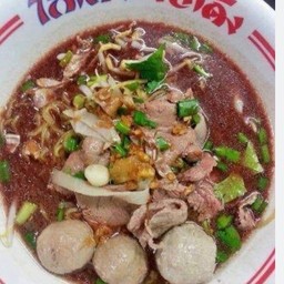 บะหมี่เหลืองเนื้อเปื่อยน้ำตก