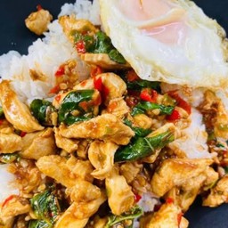 กระเพราหมูชิ้นไข่ดาว