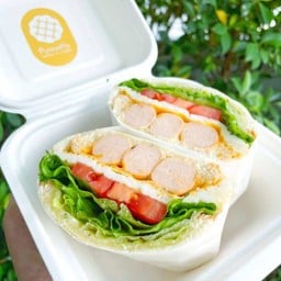 แซนด์วิชไส้กรอกไก่รมควันไข่ดาว