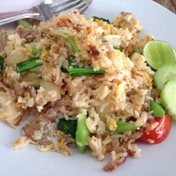 ขัาวผัดไก่ชิ้นนุ่มๆน้ำปลาพริกทำใหม่ทุกวัน