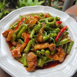 หมูผัดพริกแกงใส่ถั่ว