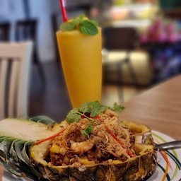 ข้าวผัดสับปะรด(แฮม,กุ้ง,หมูหยอง,เม็ดมะม่วงหิมพาน)