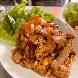 ก๋วยเตี๋ยวคั่วไก่ไฮโซ (ไก่,กุ้ง,เบค่อน)