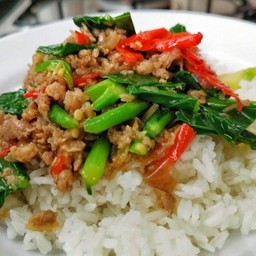 คะน้าหมูสับราดข้าว