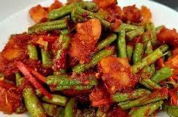 ผัดพริกแกงกับข้าว