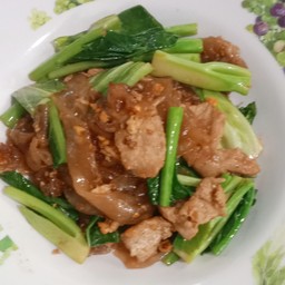 เส้นใหญ่ผัดซีอิ๊วหมู