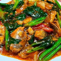 ผัดคะน้าปลากระป๋องราดข้าว