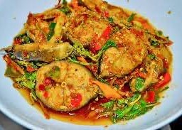 ผัดเผ้ดปลาดุกกับข้าว