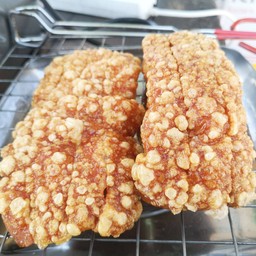 หมูกรอบกับน้ำจิ้มรสจัด 1 กล่อง