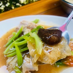 ราดหน้าเส้นกรอบหมูหมัก