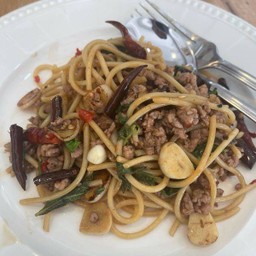 สปาเก็ตตี้พริกแห้งเบค่อน