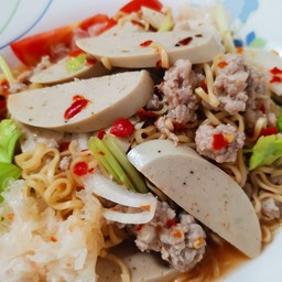 ยำมาม่า  หมูยอ + หมูสับ