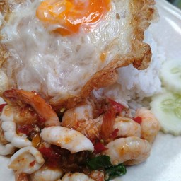 ผัดกระเพราทะเลราดข้าวไข่ดาวหอมๆต้องลอง