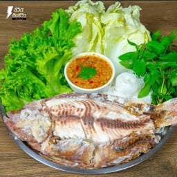 ปลาเผาตัวโต + น้ำจิ้ม ซีฟู้ด น้ำจิ้มถั่ว