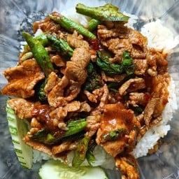 ข้าวราดผัดพริกแกงเผ็ด