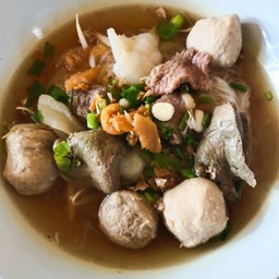 ก๋วยเตี๋ยวรวมเนื้อ