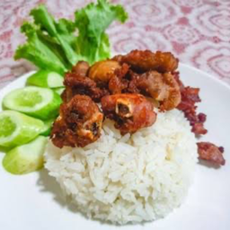 ข้าวราดแหนมซี่โครงหมูทอด