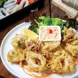 ปลาหมึกชุบแป้งทอดกับซอสทาร์ทาร์