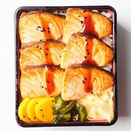 ข้าวหน้าแซลมอนซอสไซเกียว