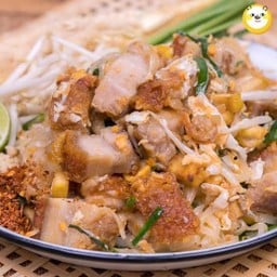 ผัดไทโบราณมาม่าหมูกรอบ