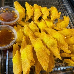 เกี้ยวรวมมิตรทอดกรอบ (เกี้ยวคละๆ กัน 9 ตัวค่ะ)