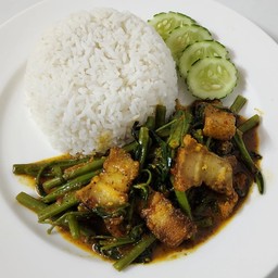 ผัดพริกแกง