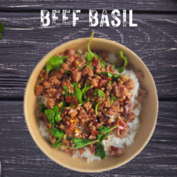 ข้าวกะเพราเนื้อสับคั่วแห้งพริก 3 อย่าง