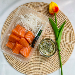 แซลมอนหั่นเต๋า 250กรัม ฟรีโชยุ วาซาบิซอง น้ำจิ้มซีฟู้ด หัวไชเท้า