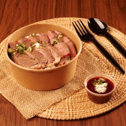 ข้าวหน้าเนื้อวากิวสันคอย่างน้ำจิ้มแจ่ว