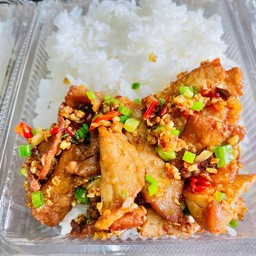 ข้าวหมูทอดคั่วพริกเกลือ