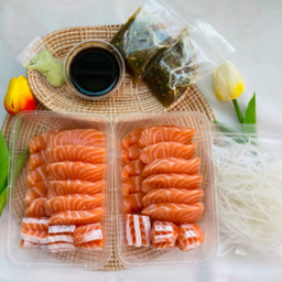 แซลมอนซาชิมิ 500 กรัม(พร้อมเครื่องเคียง)