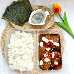 แซลมอนดองซีอิ๊ว 6 ชิ้น + ข้าวญี่ปุ่น