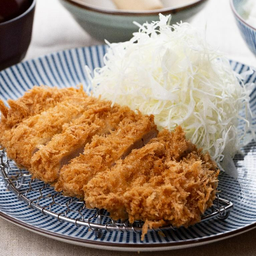 ชุดทงคัตสึสันในพรีเมี่ยม (ในชุด มีผักดอง ข้าว ซุปมิโสะและกะหล่ำปลี)