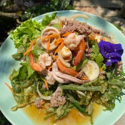 ยำผักกูดกรอบทรงเครื่อง