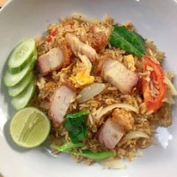 ข้าวผัดหมูกรอบ