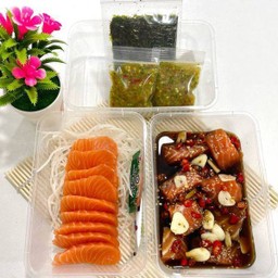 แซลมอนซาชิมิ 130 +แซลมอนหั่นเต๋าดองซีอิ๊ว 130กรัม