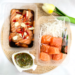 แซลมอนหั่นเต๋า130กรัม+บราวน์ดอง150กรัม+น้ำจิ้มซีฟู้ด