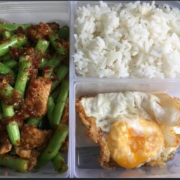 ข้าวถั้วผัดพริกแกงไก่ไข่ดาว10ฟรี1
