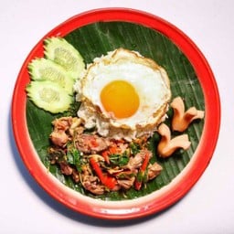ข้าวกะเพราเนื้อ (ไส้กรอก+ไข่ดาว)