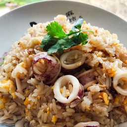 ข้าวผัดปลาหมึก