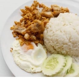 ข้าวไก่ชิ้นทอดกระเทียมฟรีไข่ดาว