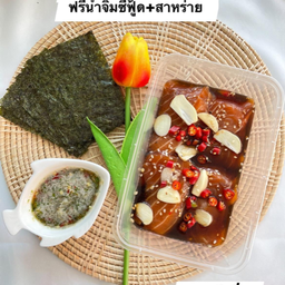 แซลมอนดองซีอิ๊ว 6 ชิ้น(ฟรีสาหร่ายซอง+น้ำจิ้มซีฟู้ด)