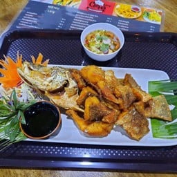 ปลากะพงทอดน้ำปลาDeep Fried  Sea Bass fish in fish sauce