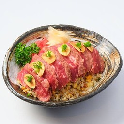 ข้าวผัดกระเทียมหน้าเนื้อวากิว