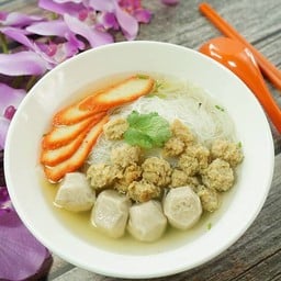 ก๋วยเตี๋ยวน้ำใสเจ ลูกชิ้นปลาเจ+หมูแดงเจ