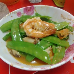 ผัดถั่วลันเตาใส่กุ้งและเห็ด