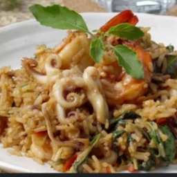 ข้าวครุกกะเพราปลาหมึก