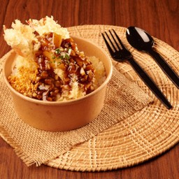 ผัดกระเทียมราดข้าว